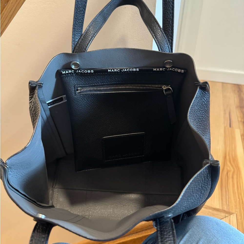 Marc Jacobs Black Structured Tote with Minimalist Design - Picture 2 of 3